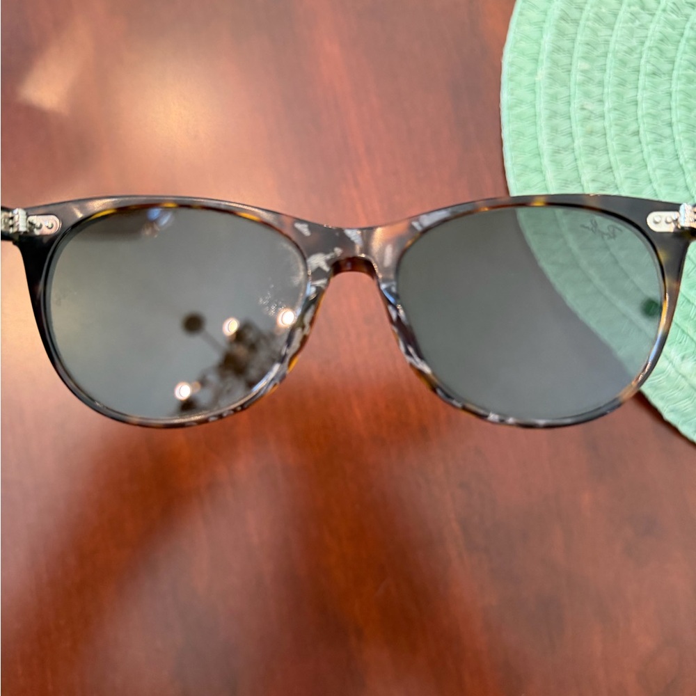 Ray-Ban Polarized Tortoise Some discoloration inside of the frame. No Scratches - Picture 5 of 12